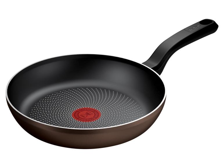 Patelnia Tefal z czarną powłoką nieprzywierającą i brązowym wykończeniem