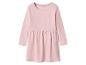 Różowa sukienka dziecięca z długim rękawem i marszczoną talią.