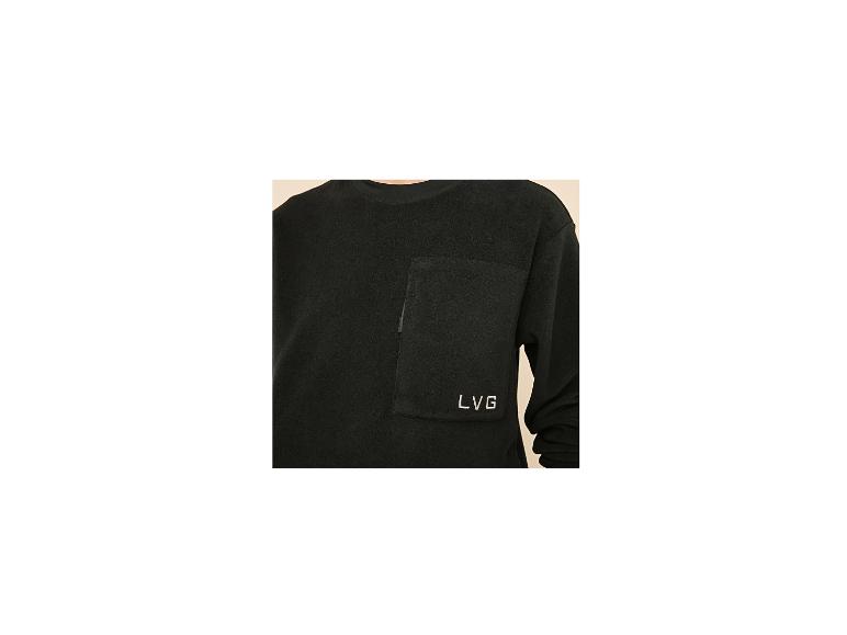 Czarna bluza z logo LVG i kieszenią.