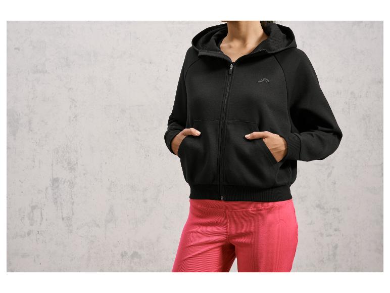 Czarna bluza z kapturem i zamkiem błyskawicznym od Puma z różowymi legginsami.