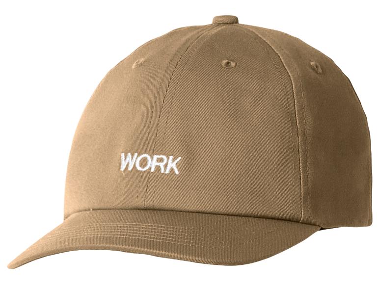 Beżowa czapka z daszkiem z białym napisem „WORK”.