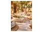 Eleganckie kieliszki do wina i szklanki do wody na pięknie zastawionym stole na świeżym powietrzu w słoneczny dzień.