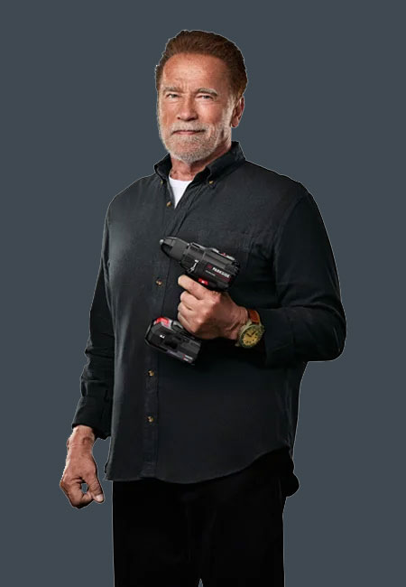 Arnold Schwarzenegger trzyma akumulatorową wiertarko-wkrętarkę PARKSIDE PERFORMANCE