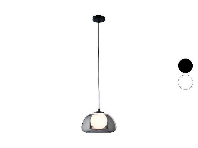 Lampa sufitowa wisząca z przydymionym szklanym kloszem i kulistą żarówką, w opcjach kolorystycznych czarnej i białej.