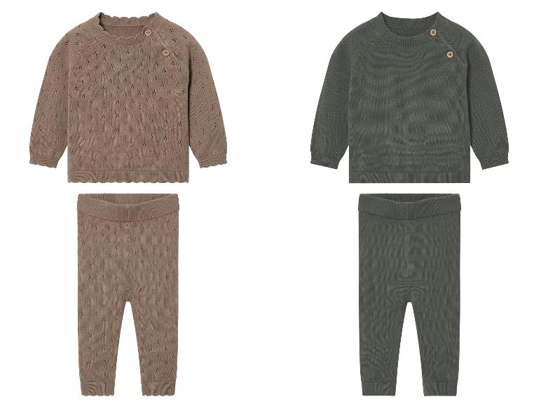 Dwa komplety ubranek dla niemowląt z długimi rękawami i spodniami, jeden z ażurowym wzorem w beżowym kolorze i jeden gładki zielony.