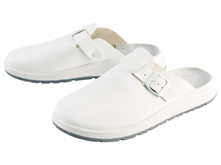 Dwie pary białych skórzanych klapek z klamrą.