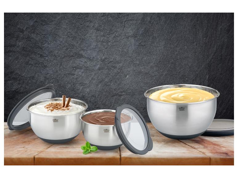 Trzy miski GSW z pokrywkami wypełnione budyniem, czekoladą i kremem.