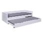 Biała rozkładana sofa z wysuwaną materacem.
