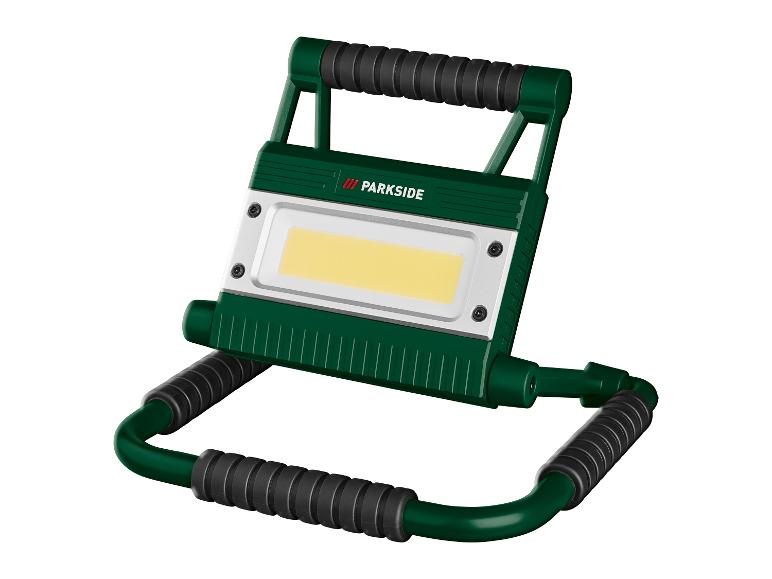 Zielono-czarna przenośna lampa robocza LED z jasnożółtym panelem świetlnym.