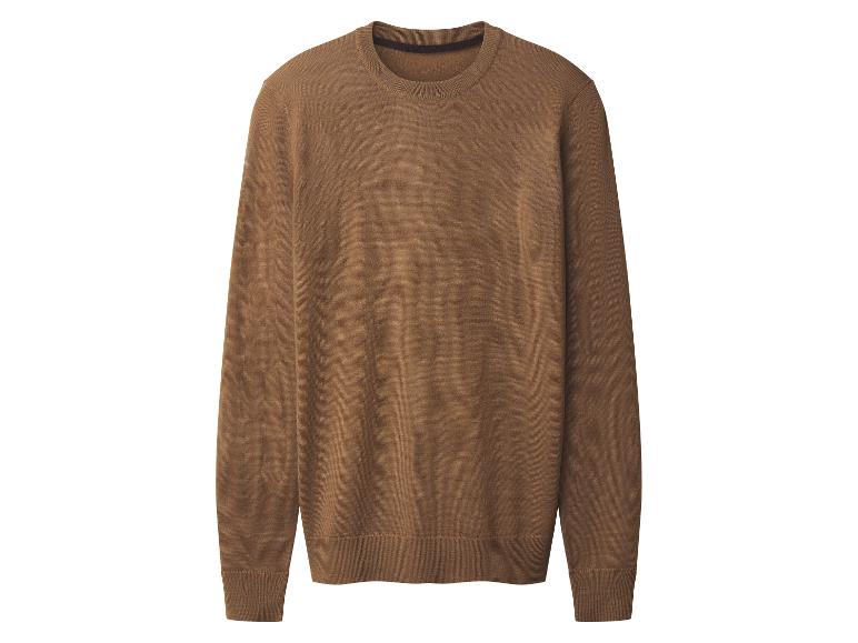 Brązowy sweter z okrągłym dekoltem.