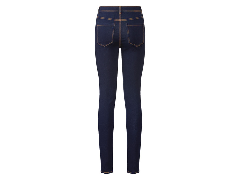Ciemnoniebieskie jeansy skinny.