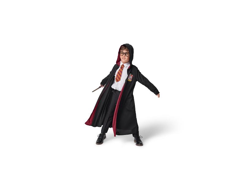 Dziecko w stroju Harry'ego Pottera z okularami, krawatem Gryffindoru i różdżką.