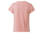 Różowy T-shirt z krótkim rękawem.