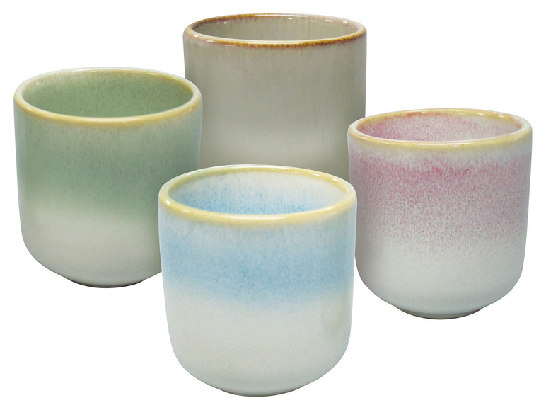 Cztery szklane kubki w różnych kolorach z efektem ombre.