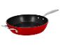 Czerwona patelnia z czarną nieprzywierającą powłoką i srebrnymi uchwytami.
