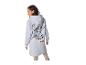 Kobieta w szarej bluzie z kapturem Stitch z napisem „ALWAYS SUNSHINE WITH STITCH” na plecach