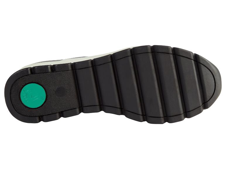 Czarne buty z ryflowaną podeszwą i zielonym logo.