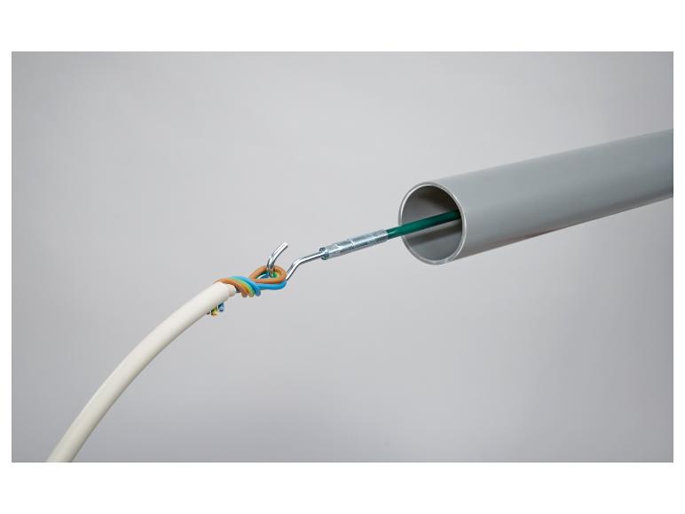 Kabel podłączony do narzędzia do przeciągania przewodów przez rurę