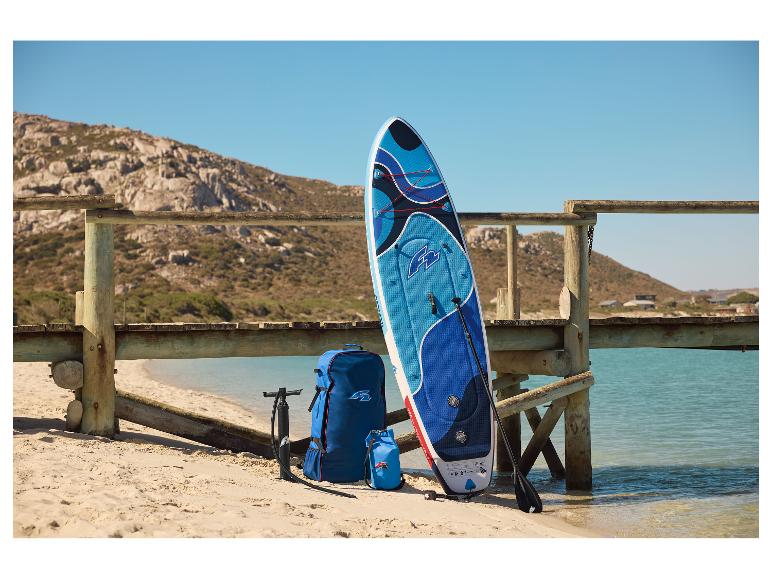 SUP-дошка, сумка, насос і весло від Red Paddle Co на пляжі.