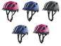 Pięć kasków rowerowych w kolorze różowym, niebieskim i szarym, w tym dwa we wzory.