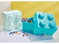 Dwa niebieskie pojemniki LEGO z klockami LEGO.