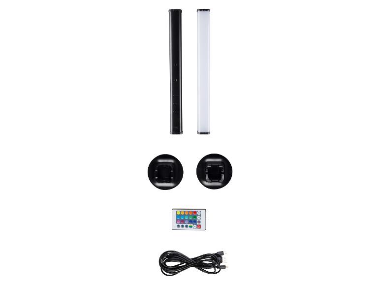 Zestaw dwóch lamp LED, pilota i kabla USB do ładowania.