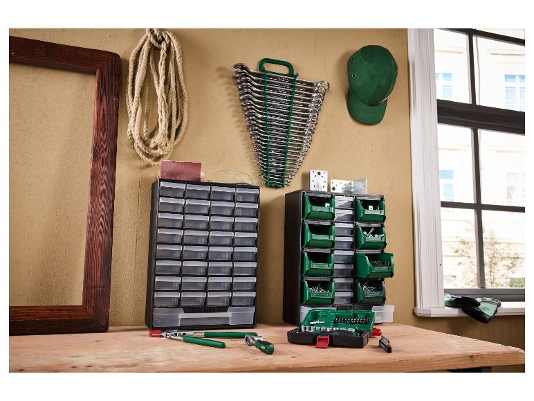 Organizery na narzędzia z szufladami i pojemnikami, klucze i narzędzia na drewnianym stole.