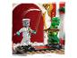 Dwie figurki Lego Ninjago, biała i zielona, walczą bronią.