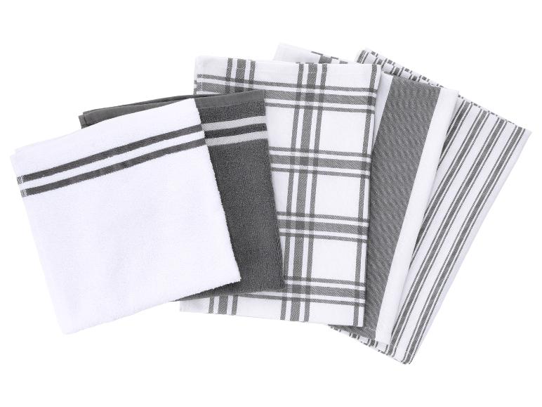 Zestaw szarych i białych ręczników kuchennych w paski i kratę.