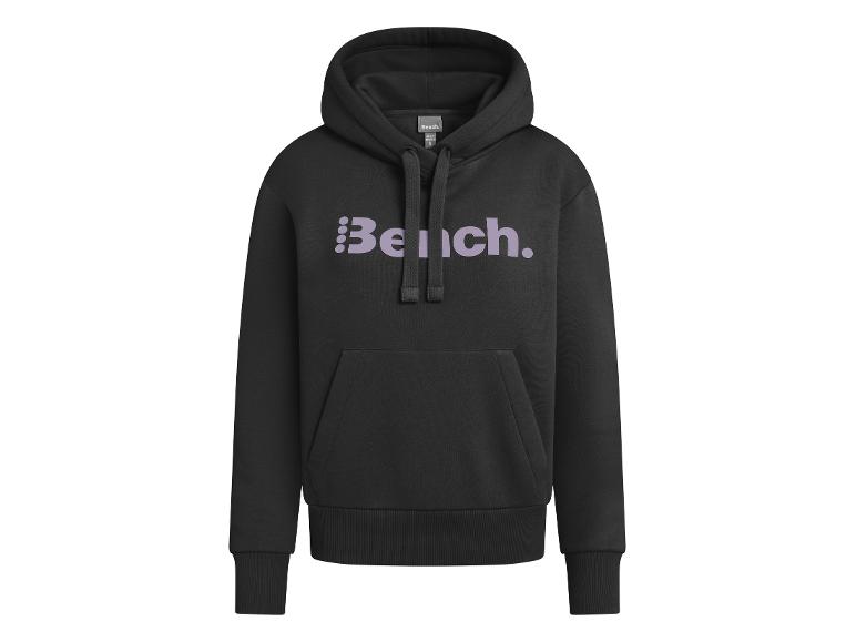 Czarna bluza z kapturem Bench z fioletowym logo i sznurkami.