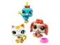 Trzy figurki Littlest Pet Shop: niebieski ptak, brązowy pies i biały kot z miską.