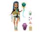 Lalka Monster High Cleo De Nile z akcesoriami, w tym torebką i zaproszeniem.