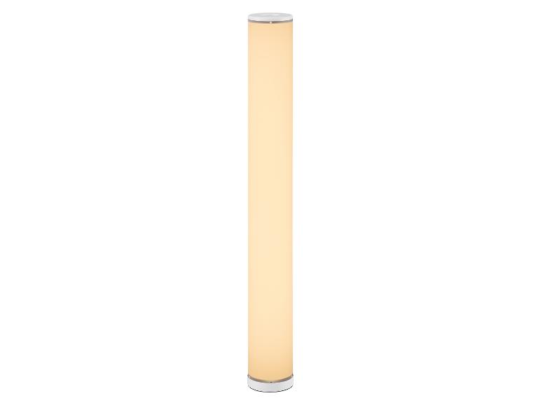 Cylindryczna lampa podłogowa z ciepłym światłem na białym tle