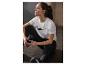 Nike: biała koszulka, czarne legginsy i butelka z wodą.