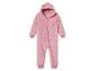 Różowy kombinezon z kapturem dla dziecka.