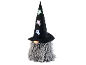 Gnom halloweenowy z czarnym kapeluszem wiedźmy ozdobionym świecącymi duchami i siwą brodą.
