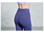 Ciemnoniebieskie legginsy z subtelnym wzorem i logo Alo Yoga.
