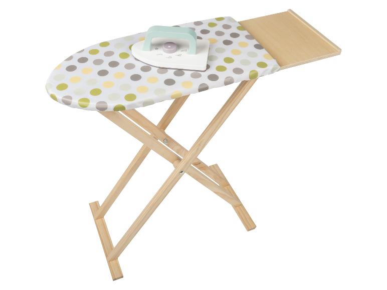 Drewniana deska do prasowania z zabawką żelazkiem, we wzorze w kropki.