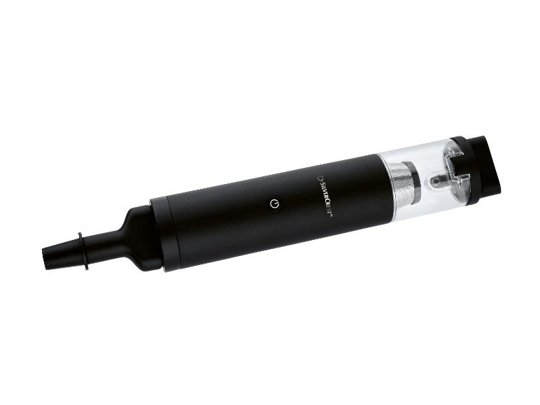 Elektryczny aerator do wina SilverCrest w kolorze czarnym z przezroczystą częścią i przyciskiem zasilania.