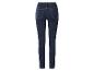 Ciemnoniebieskie damskie jeansy skinny, widok z tyłu.