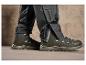 Czarne spodnie trekkingowe z wodoodpornymi detalami i czarne buty trekkingowe.