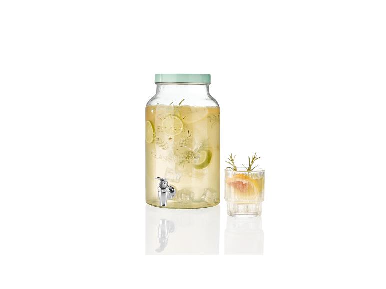 Dzbanek z kranikiem i szklanka, orzeźwiająca lemoniada.