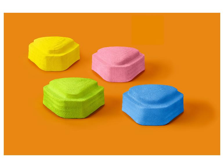 Cztery kolorowe podstawki ekspozycyjne w kolorach żółtym, różowym, zielonym i niebieskim na pomarańczowym tle.