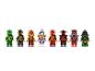 Osiem minifigurek LEGO Ninjago, w tym zielone, czarne, czerwone i białe postacie.