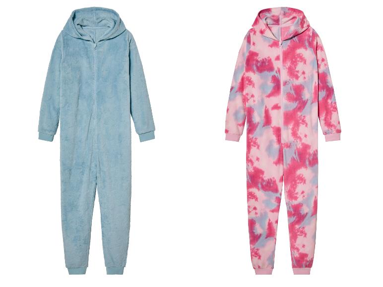 Dwa miękkie, polarowe kombinezony, jeden w jednolitej niebieskiej kolorystyce, a drugi w różowy wzór tie-dye.