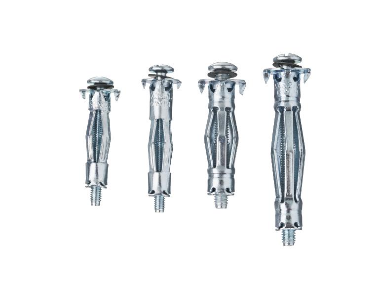 Cztery metalowe kotwy w różnych rozmiarach.