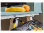 Banan, jabłko i mata do jogi pod biurkiem.
