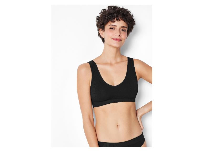 Kobieta w czarnym, bezszwowym biustonoszu i majtkach.