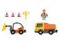 Zestaw zabawek budowlanych z koparką, ciężarówką wywrotką, figurką robotnika i innymi akcesoriami.