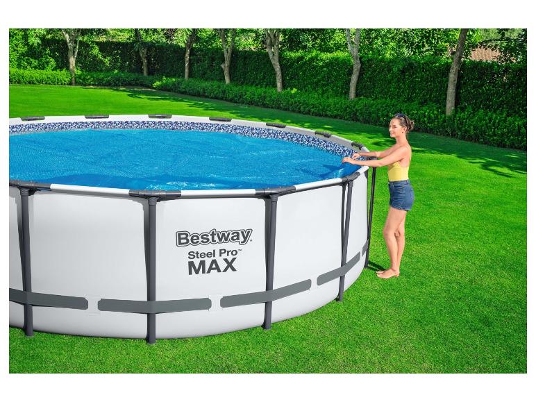 Basen Bestway Steel Pro MAX z pokrywą, w ogrodzie.
